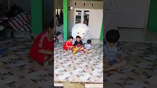 bocil ff lagi mainan hp sama mobil digigit can macanan liar dari belakang