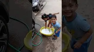 mis peques ayud&aacute;ndome a lavar el carro  23/03/2024 los amo enanitos