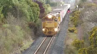 DCP4801 and DFB7186 climbing up the incline towards Wingatui Railway Station