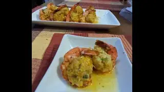 Креветки, фаршированные крабовым мясом, в медово-лимонном масляном соусе.