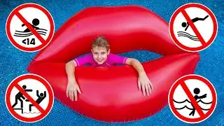 Cinq enfants montrent les règles de comportement dans une piscine