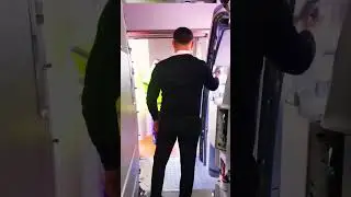 Airhost reaction when he open the easy jet airplane front door ||#shorts ||#shorts #india