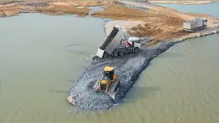 Waterway construction project that turned into stone Work dozer SHANTUI & 25.5t Trucks Dongfang 
