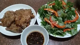 Bữa cơm gia đình có rau có thịt 