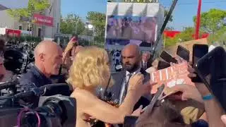 Cate Blanchett, fan in delirio per l’attrice che firma autografi a Venezia 79