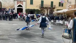 Sbandierata Canneti alla Festa dell'Olio 2021 a San Quirico d'Orcia