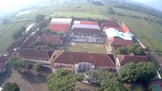 DRONE TERBANG PERDANA DI ATAS SMKN 1 UDANAWU PADA SAAT UPACARA BENDERA HARI SENIN