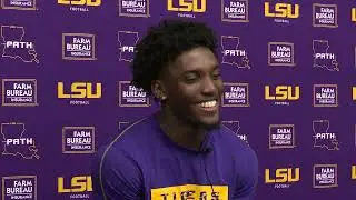 Игроки футбольной команды LSU общаются со СМИ перед матчем в Южной Каролине
