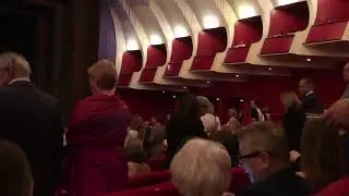 Il pubblico non si alza al Teatro Regio di Torino per il  minuto di silenzio per  Berlusconi