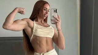 Muscle girl flexing bicep 💪💯😱