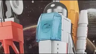 menyusun lego bricks pesawat luar angkasa