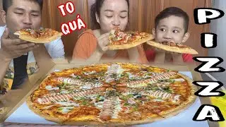 Henry Ngạc Nhi&ecirc;n Khi Lần Đầu Được Ăn B&aacute;nh Pizza Khủng Lồ Biểu Cảm Si&ecirc;u Đ&aacute;ng Y&ecirc;u