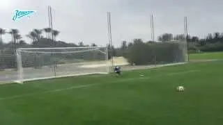Hulk knocks the ball away from the upper ninety / Голкипер Халк вытаскивает мяч из девятки