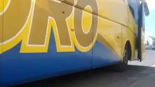 Autob&uacute;s Oro despegando en Puebla
