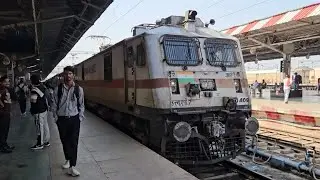 Kerala Express arriving Agra Cantt while Karnataka Express departing !!