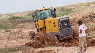 Motor Grader Stuck in Mud&Bullsozer Motor Grader working Roadway