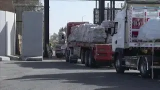 GAZA, i camion dall'EGITTO scaricano cibo e medicinali al valico di RAFAH