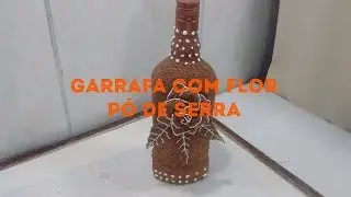 Garrafa com flor pó de serra