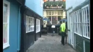 Walking Queen Charlotte Street Windsor - The Shortest Street in Britain