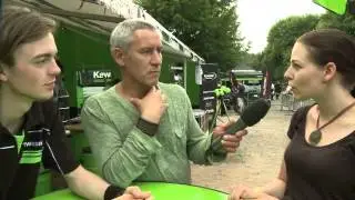 Ralph Herforth im Interview mit einem Motorrad-Einsteiger