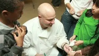 'Top Chef' judge Tom Colicchio works to end hunger