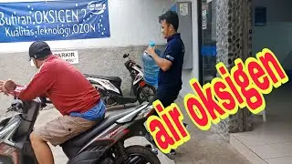 Bapak  Beli air minum biru .air oksigen