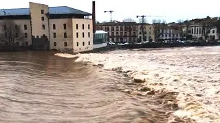 Во Франции реки вышли из-под контроля и затопили города
