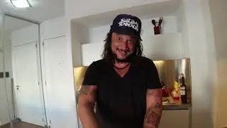EL BANANERO haciendo un SANGUCHE