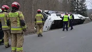 Autokar z 40 osobami wypadł z drogi