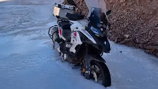 Moto incrustada en el hielo, en medio de la Cordillera...