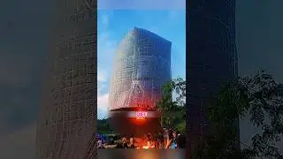Гигантский небесный фонарик размером с футбольное поле?