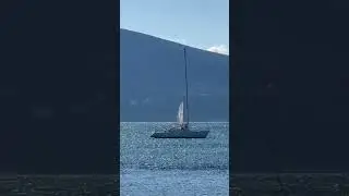 Сэйлинг на одном парусе в крепкий ветер #sailing #sailboat #montenegro  #shorts #fail