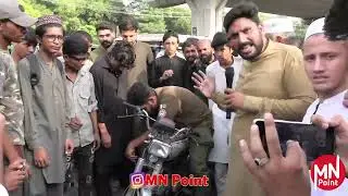 Pakistani police officer angry on Pakistan news reporter