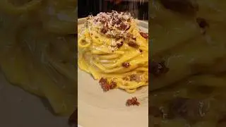 UNA CARBONARA MONUMENTALE, prova a rifarla cos&igrave; 🍝 #cibo #pasta #shortvideo #carbonara #chef #ricetta