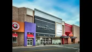 WOODFIELD MALL WALK, LARGEST MALL IN ILLINOIS,  SCHAUMBURG, IL. Sept. 18, 2021