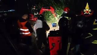 Cosenza, cuccioli di cane incastrati in una tubatura: le immagini del recupero