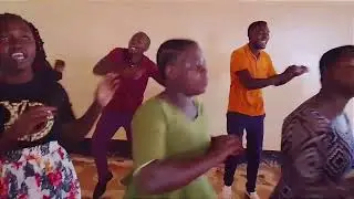 Vijana  A  Kmt Ibaba wakimshukuru Mungu -Kwa Tanzania.
