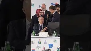 Erdogan 'atrapa' a Macron por el dedo durante un saludo #erdogan #macron #turkey #francia