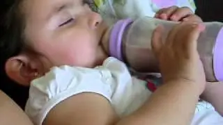 Rharis mamando dormindo.avi