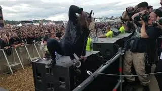 KVELERTAK with the Crowd