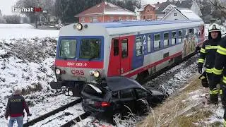 Auto auf Bahn&uuml;bergang in Sattledt mit Regionalzug kollidiert