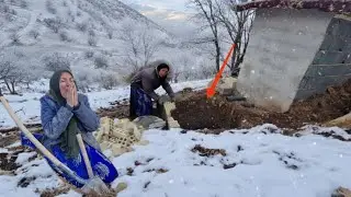 Building a sewage well in the snowy cold of the mountains: Grandma's pain from the extreme cold
