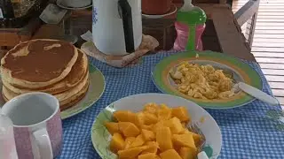 Nossa manhã/café com panquecas 🥰