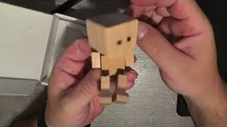 Figur mit Wackelbeinen