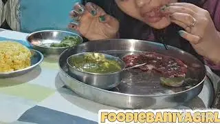 PALAK PANEER WITH BEETROOT PARANTHA,RICE PAPAD