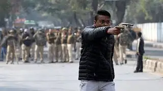 &lsquo;Ye Lo Azadi&rsquo;: Armed Man Shoots at Protesters in Jamia, 1 Injured | The Quint