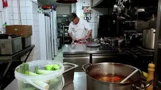 Post-Brexit: restaurants struggle to find staff  Polish chef at Damian Wawrzyniak worries about find