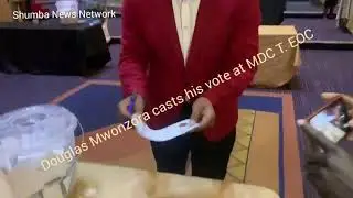 Douglas Mwonzora casts his vote at MDC.T EOC.