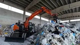 Plastic and Multi-Material Sorting with MB-G900 Grapple on Hitachi ZX145 in Italy