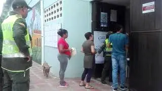Polic&iacute;as realizando el protocolo de requisa